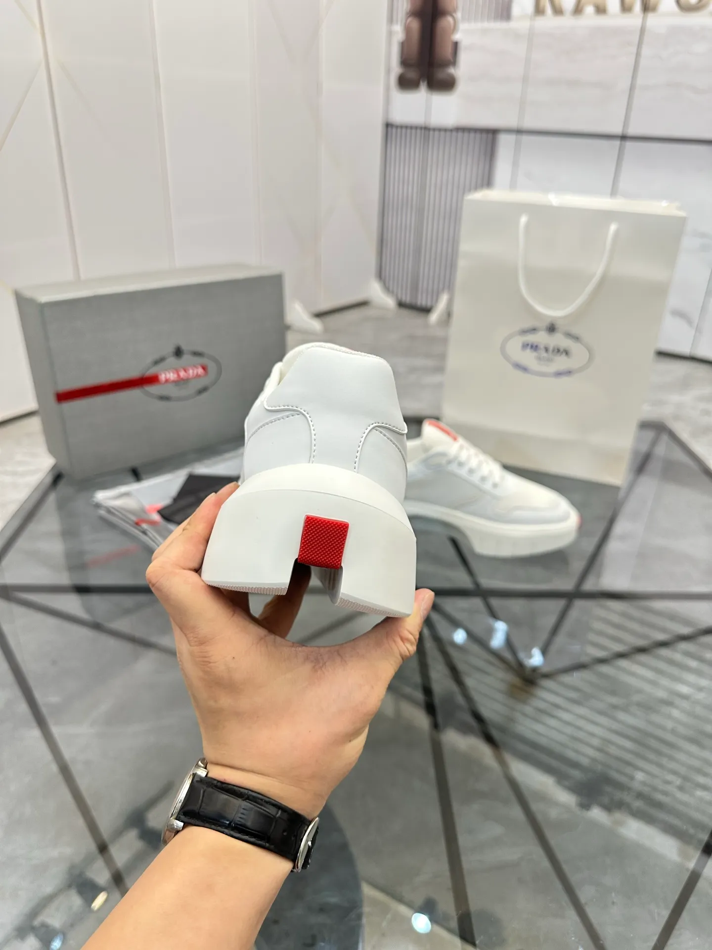 Men's shoes: 💰P620¥ High-end top quality Product trademark: Prada *"Prada*" low-top casual shoes Regular size: 38-45 (can be customized to 46) Product materials: imported first-layer cowhide leather on the upper spliced ​​with original fabric, breathable lining, cowhide foot pads, original ultra-light foam outsole. No.: 001
